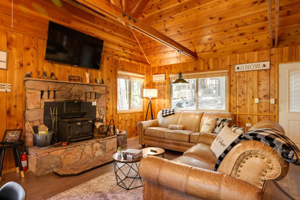 Cozy Cabin about 3 Mi to Big Trees State Park! photo 4