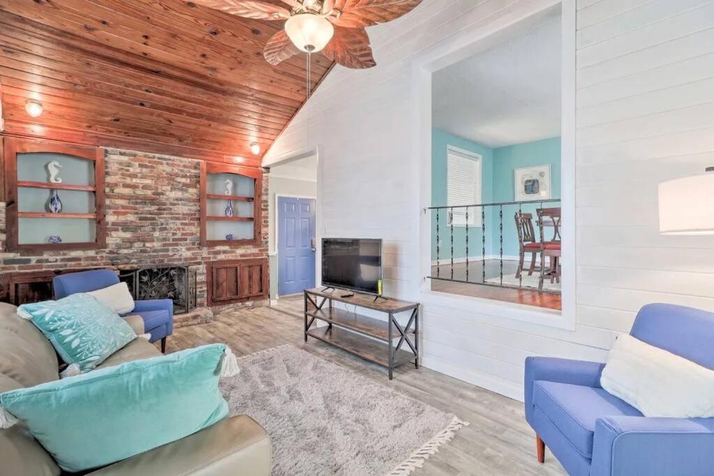 Pool home sleeps 6 with large fenced yard photo 3