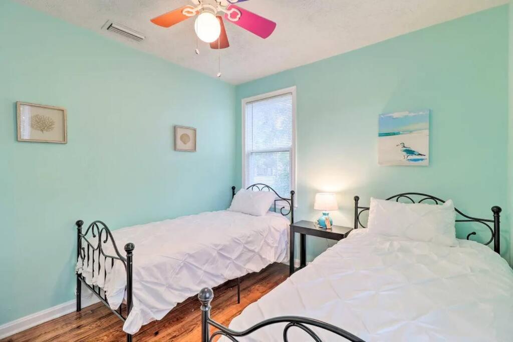 Pool home sleeps 6 with large fenced yard photo 4