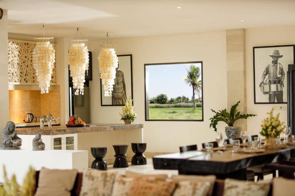 Black Beach Villa by Nakula photo 4
