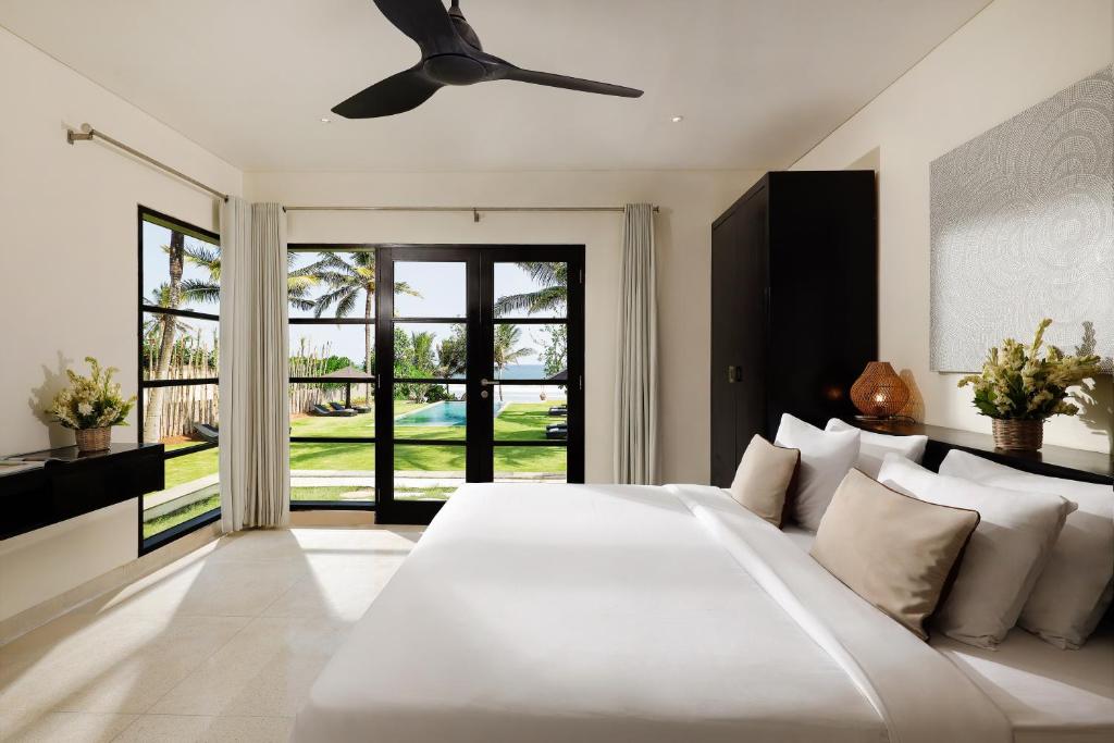 Black Beach Villa by Nakula photo 1