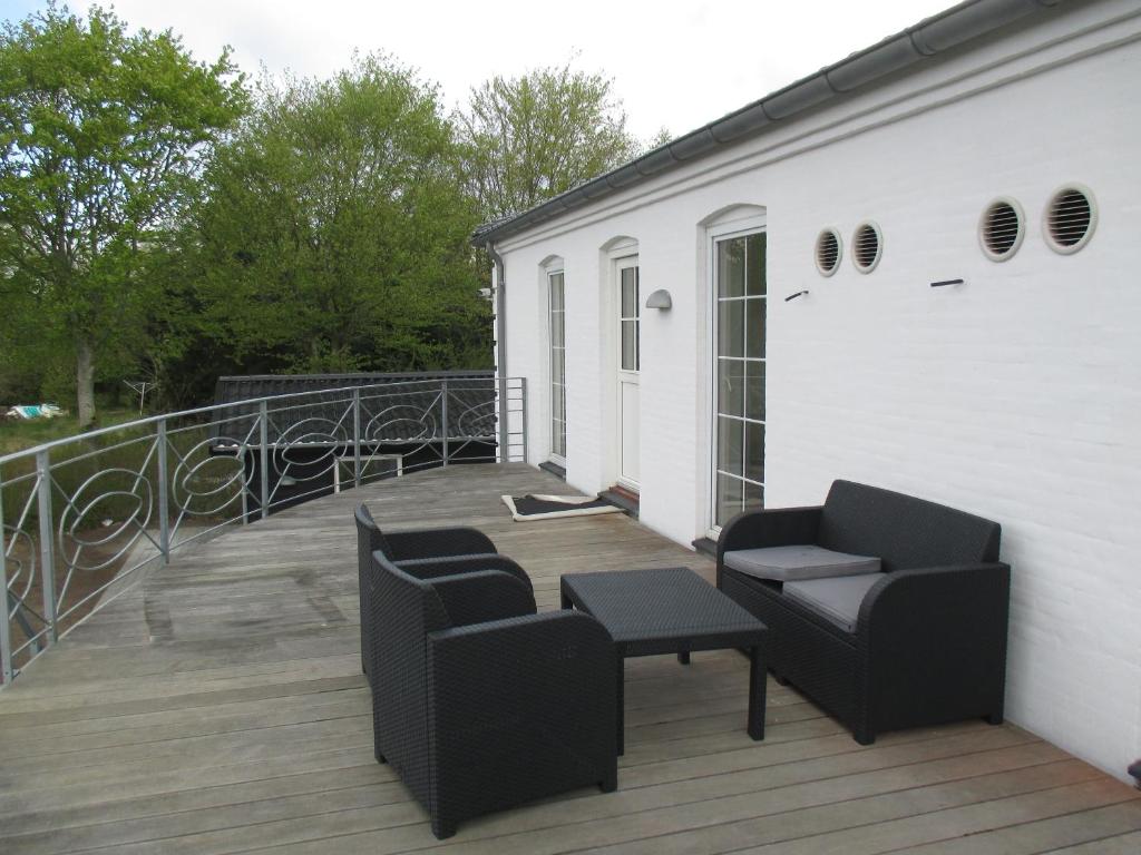 White House Hotel Apartments photo 3