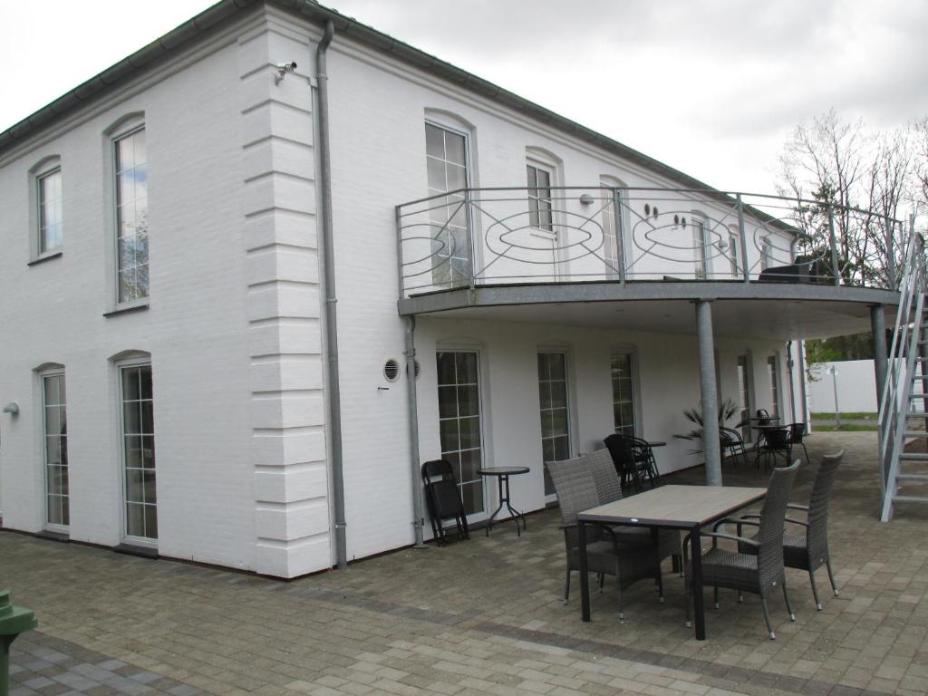 White House Hotel Apartments photo 2
