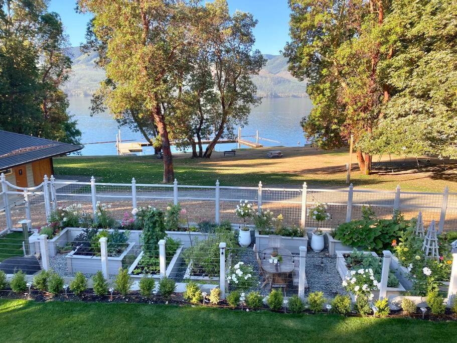 Lakeside Cottage and Garden with Wood Fired Pizza!