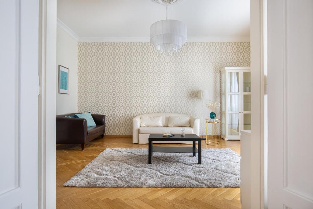 GDE Károly Apartmant - Tap to explore photos