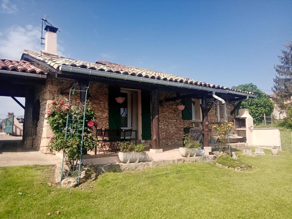 Maison de 2 chambres avec jardin clos et wifi a Arnaud Guilhem photo 3