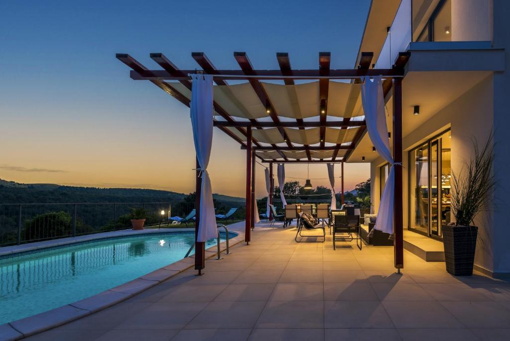 4 bedrooms villa with private pool enclosed garden and wifi at Donje Polje 5 km away from the beach