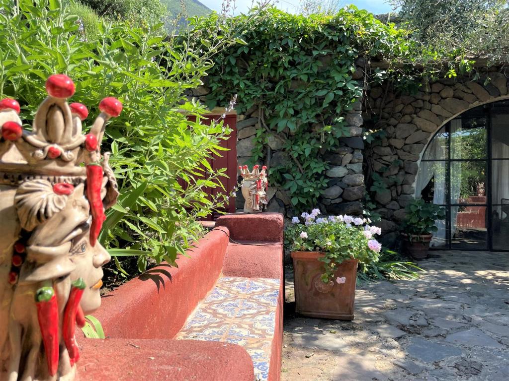 Villa La Vigna - Nella baia di Pollara, incantevole con piscina photo 1
