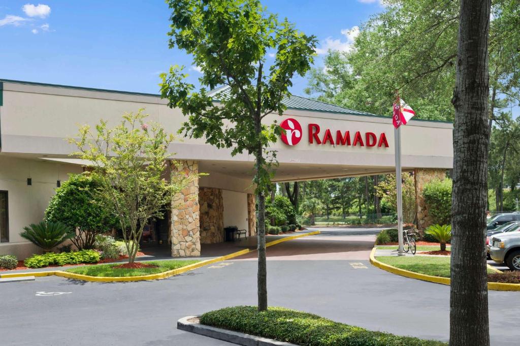 Ramada Hotel & Conference Center by Wyndham Jacksonville image