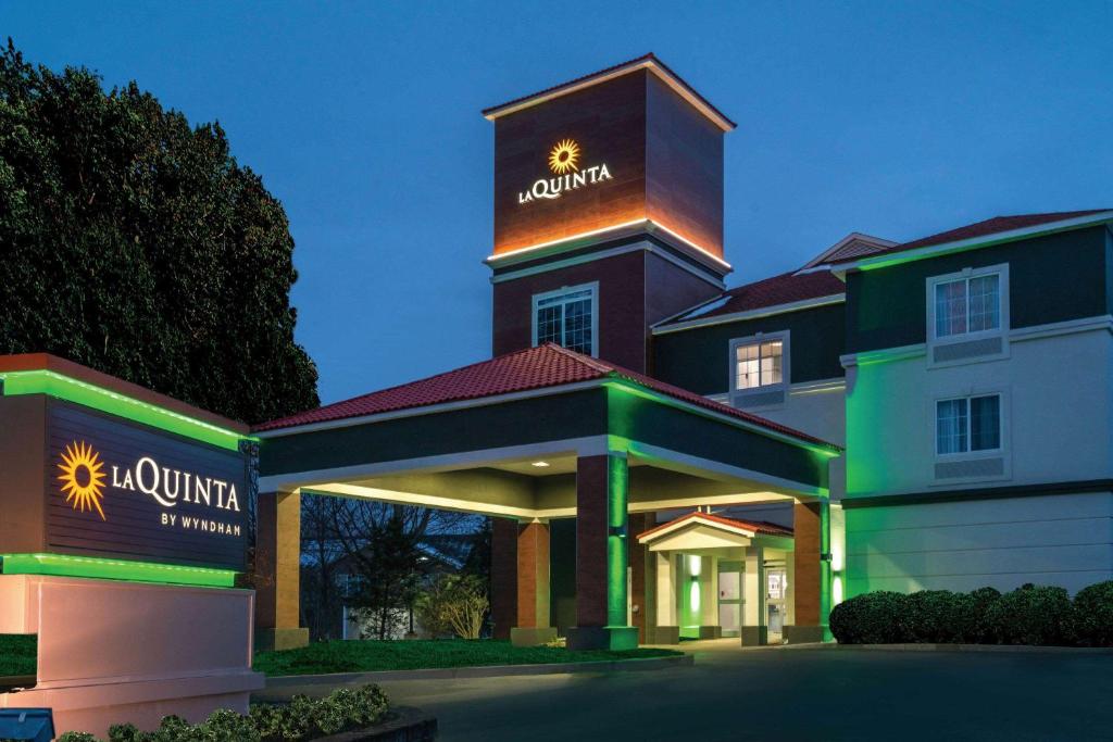 La Quinta Inn & Suites by Wyndham Latham Albany Airport image