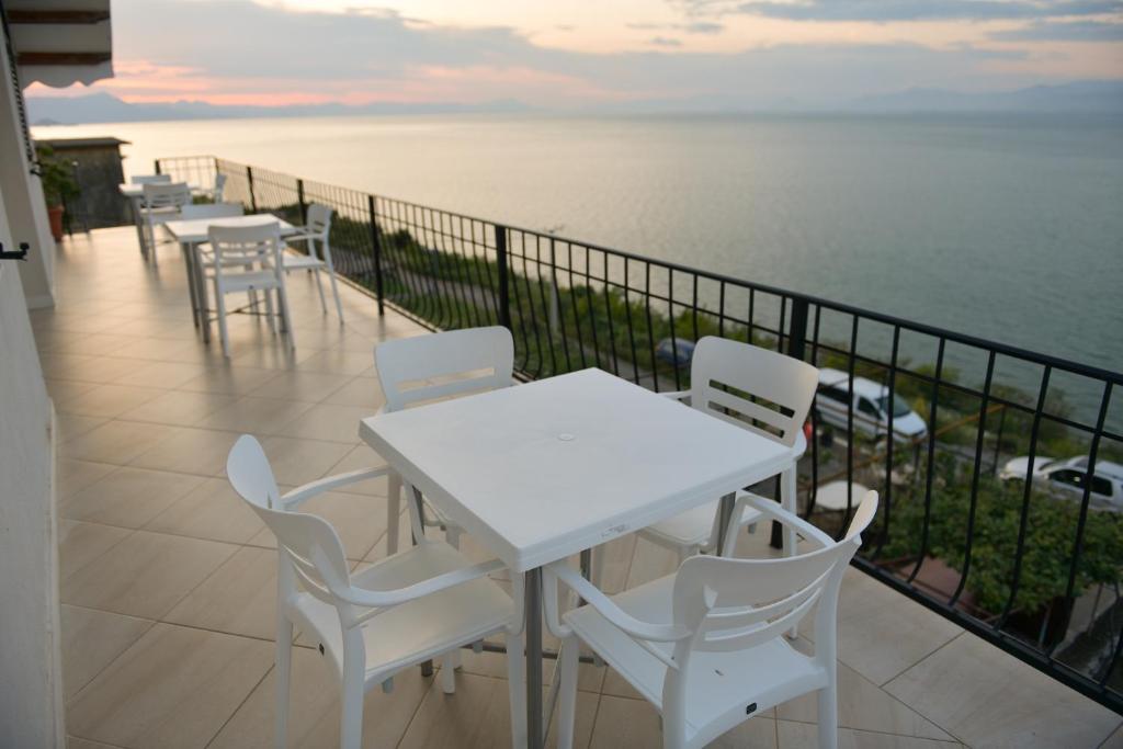 LakeFront House photo 4