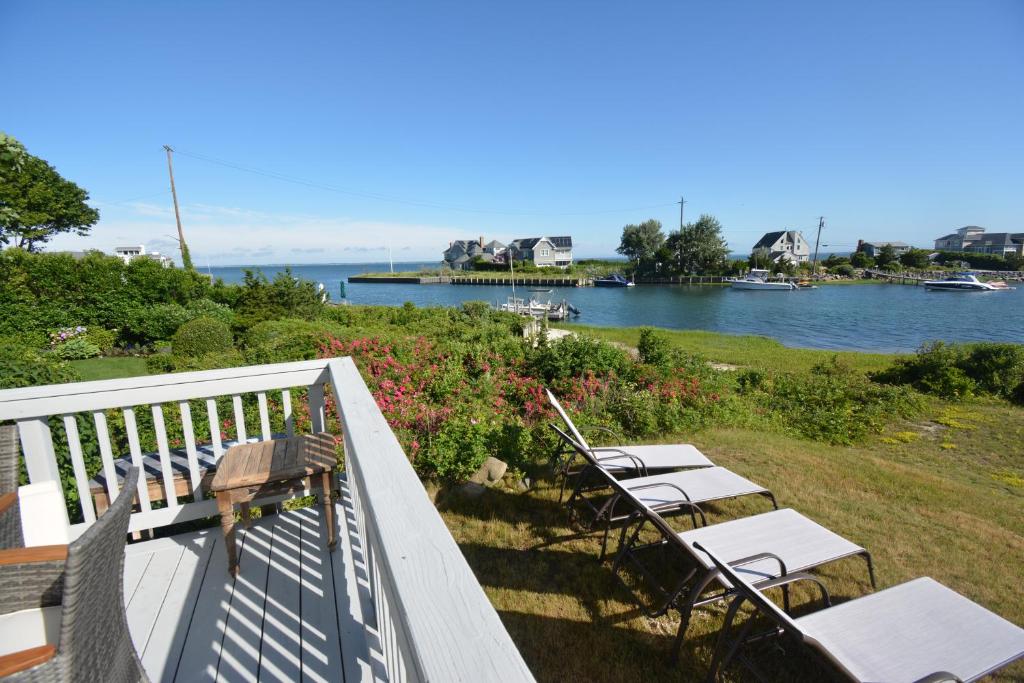 Private Summer Rental Beach House with a 30ft Boat Dock photo 3