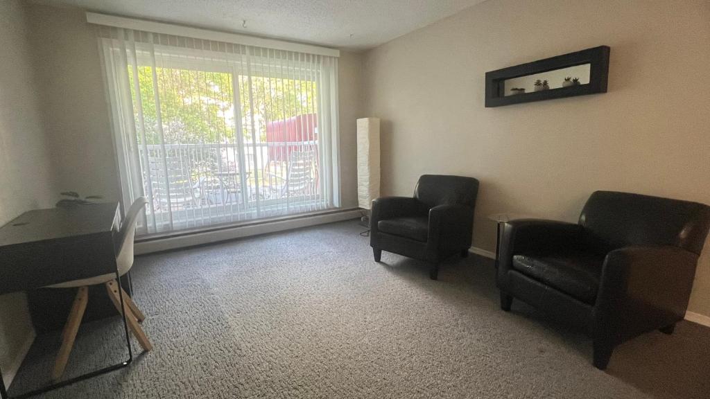Private Room in Oliver 104 ave, Across Grand McEwan University, Norquest College, A Chic Location! photo 3