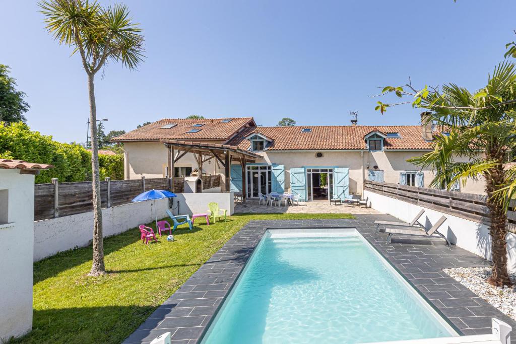 L Ostal Luminosa avec Piscine