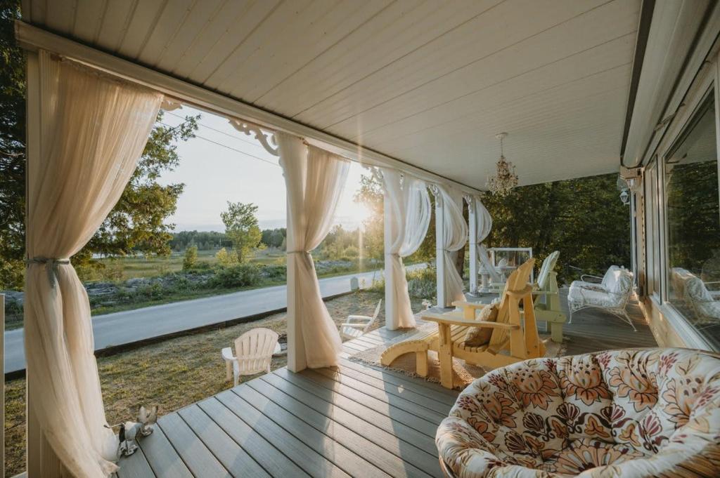 Hot Tub Waterfront Cottage - Near Sauble beach photo 3