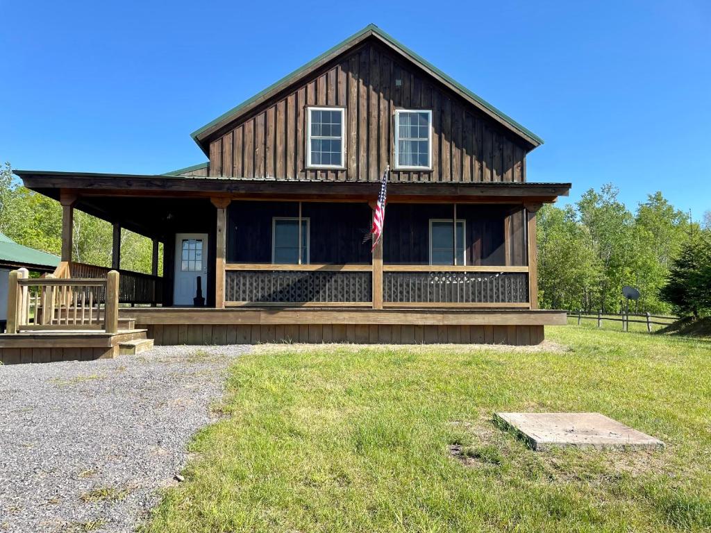 Spacious Salmon River Waterfront Lodge for 6 photo 2