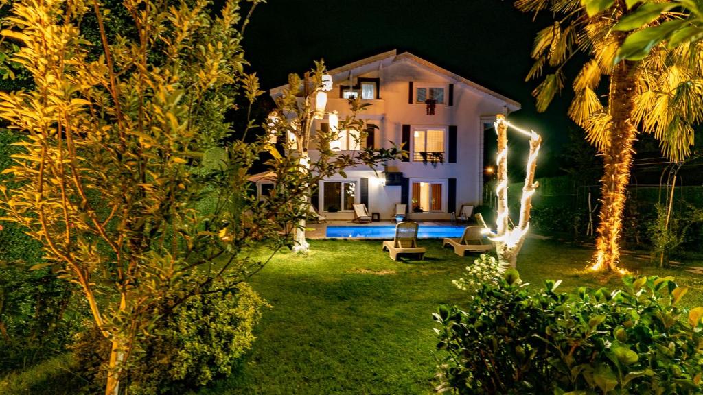 Isıtmalı Havuzlu,İki katlı Villa 12-16 Kişilik