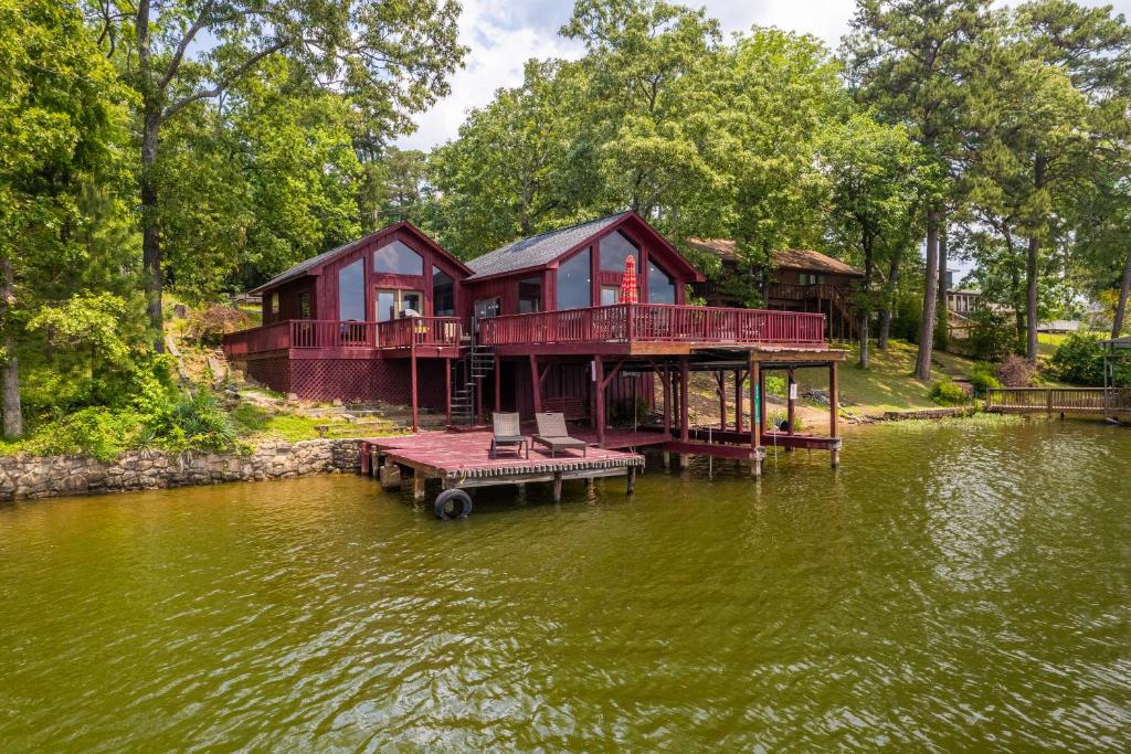 Liams Lodge-Peaceful Cabin Panoramic Lake Views image