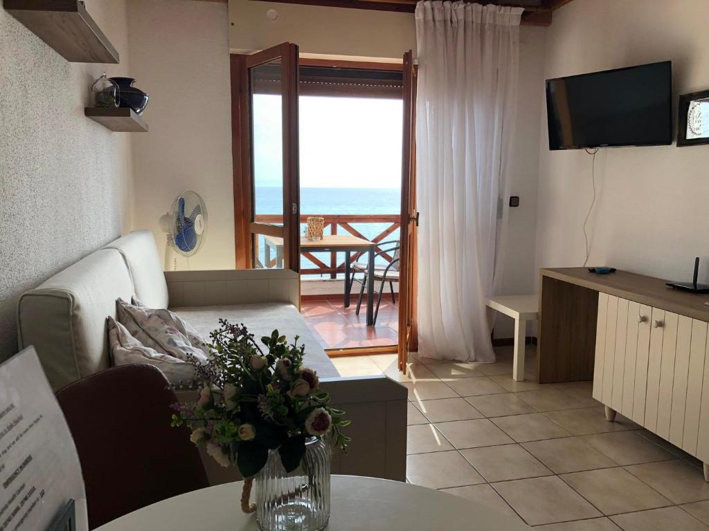Seafront Family Apartment Ellie photo 3