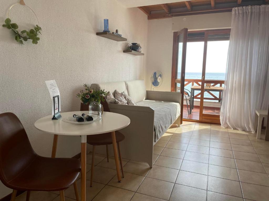 Seafront Family Apartment Ellie photo 4