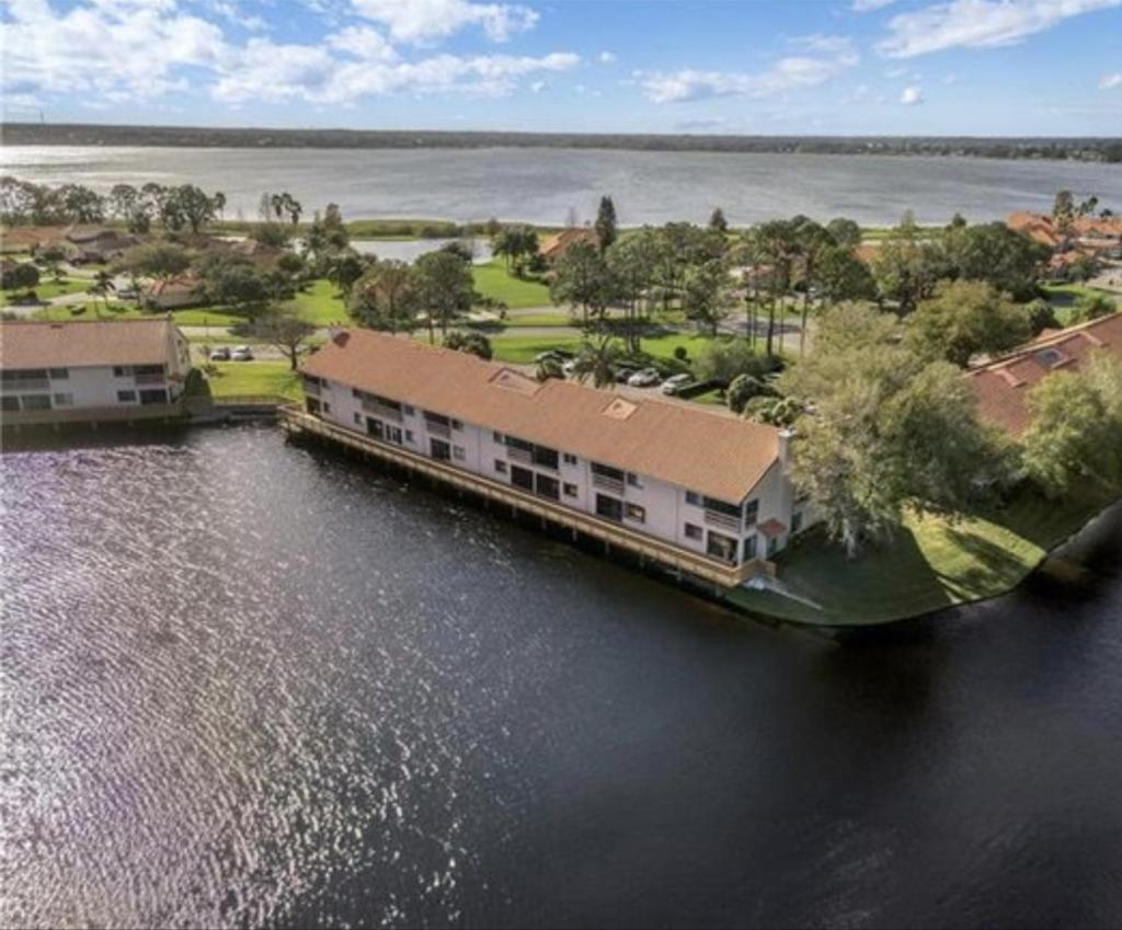 Luxurious Lakefront Retreat In Winterset photo 3