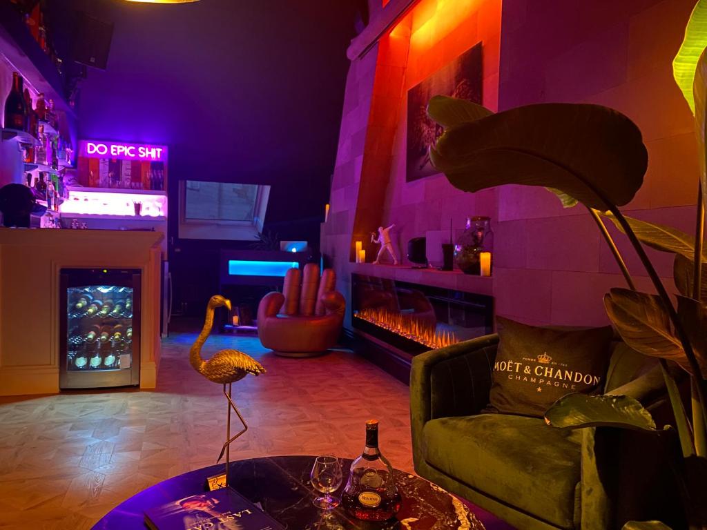 LoCo Paradiso - Two kingsize beds, outdoor terrace, DJ booth, bar, cinema, bathtub, kitchen, airco