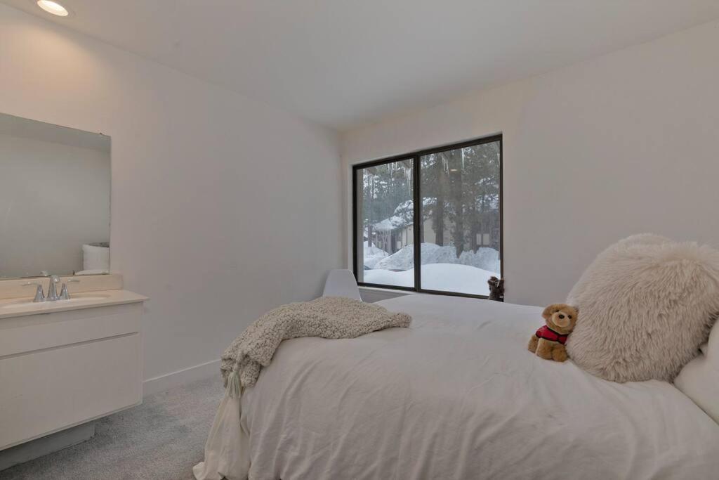 Spring into our Brand New Modern Mammoth Cabin! photo 2