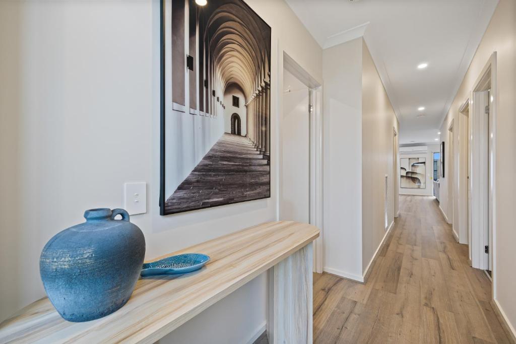 Modern Oasis, Stylish 3 bedroom 2 bathroom Retreat, Newly build, New appliances, beds and furniture, Walking distance to Shopping mall photo 1