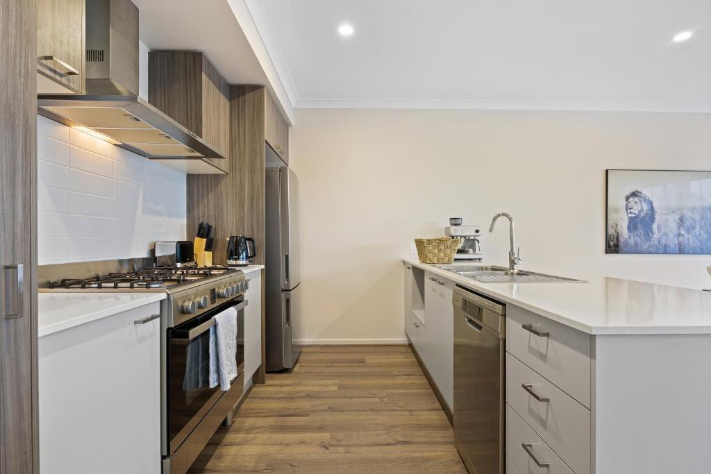 Modern Oasis, Stylish 3 bedroom 2 bathroom Retreat, Newly build, New appliances, beds and furniture, Walking distance to Shopping mall photo 2