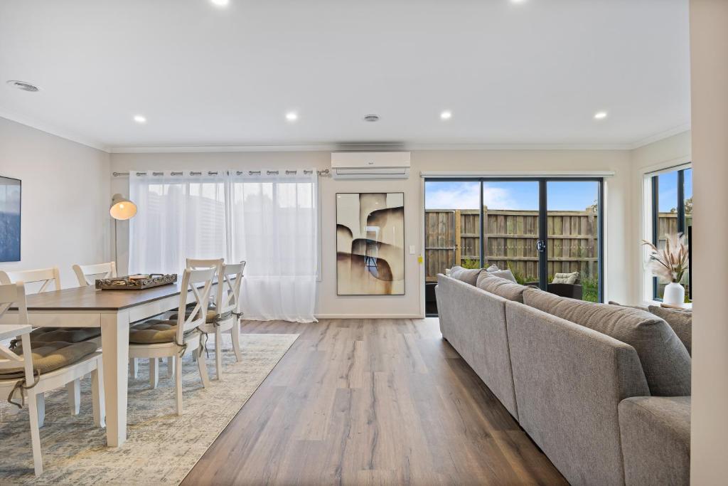 Modern Oasis, Stylish 3 bedroom 2 bathroom Retreat, Newly build, New appliances, beds and furniture, Walking distance to Shopping mall