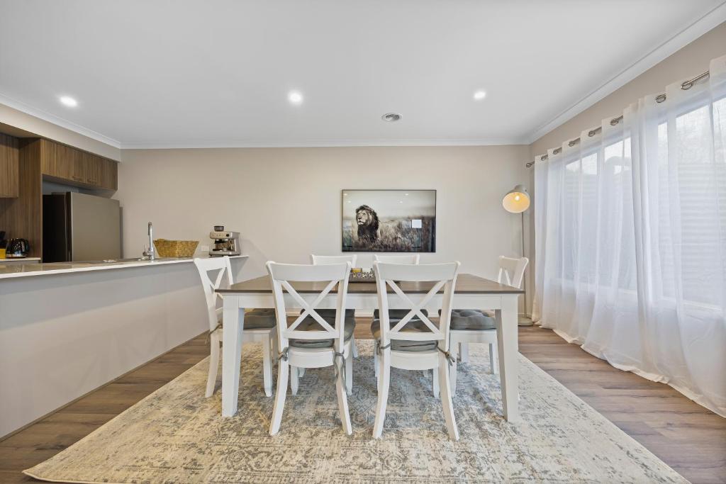 Modern Oasis, Stylish 3 bedroom 2 bathroom Retreat, Newly build, New appliances, beds and furniture, Walking distance to Shopping mall photo 4