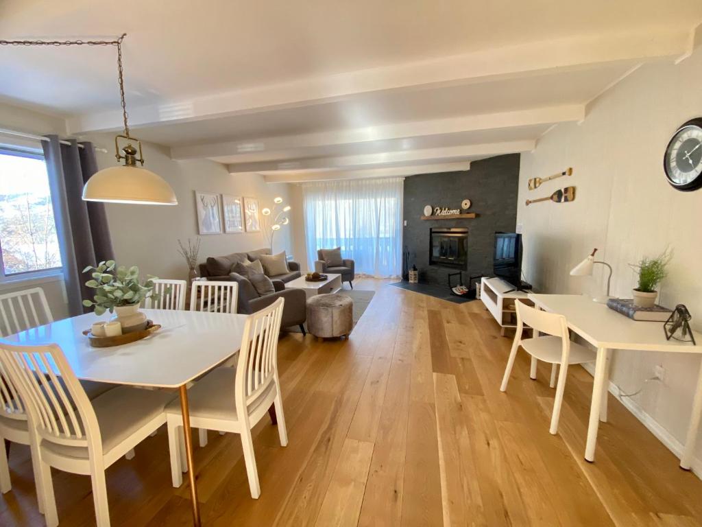 Mountain view fully renovated 6-8 people condo photo 1
