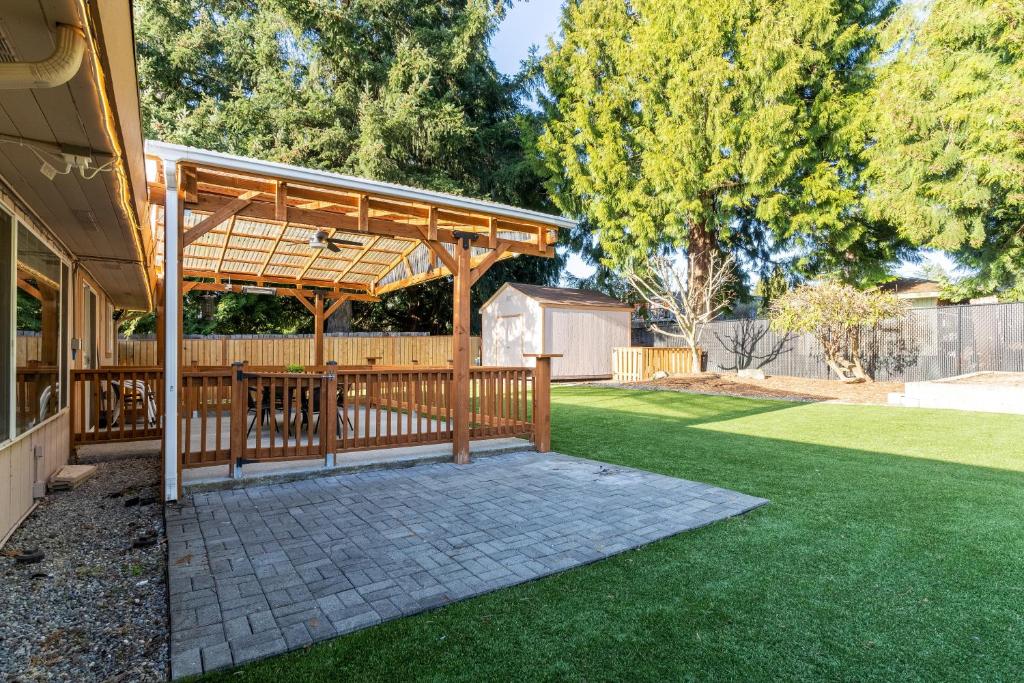 Enchanting Luxury Vacation Home with Prime Location, Office, and Spacious Yard photo 1