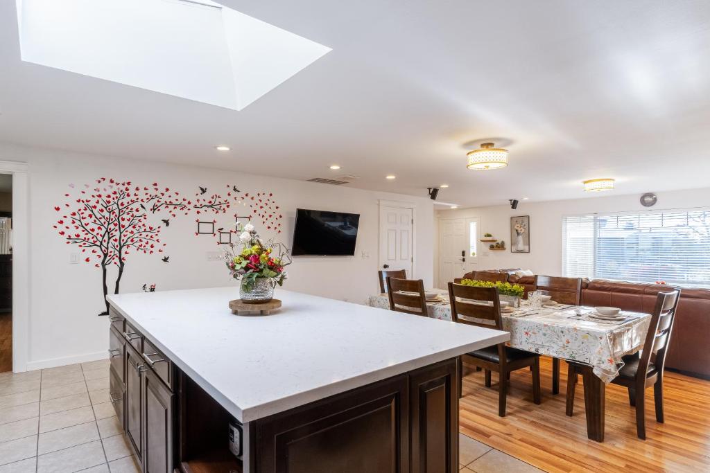 Enchanting Luxury Vacation Home with Prime Location, Office, and Spacious Yard photo 4