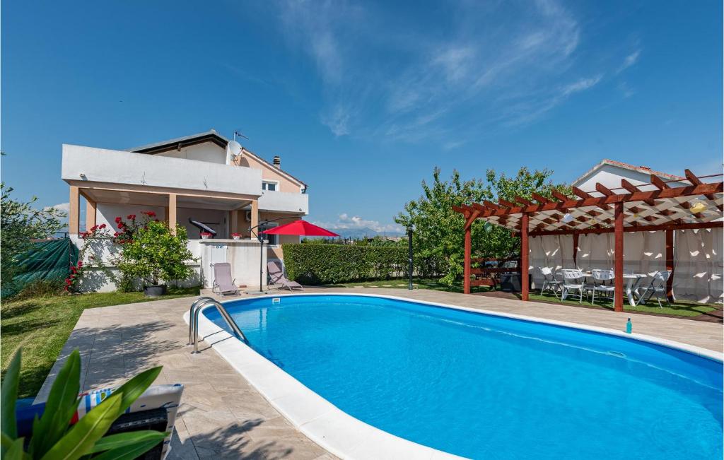 Amazing Home In Razanac With Outdoor Swimming Pool, Wifi And 3 Bedrooms