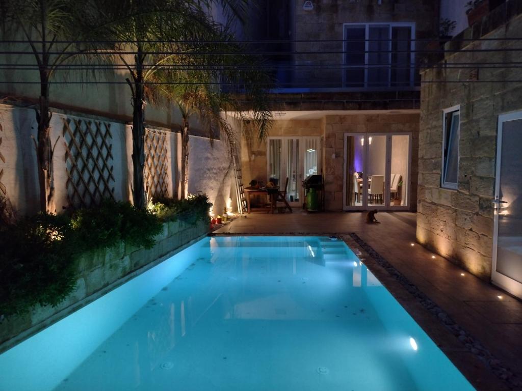 The Luxury Home - Next to airport! photo 2