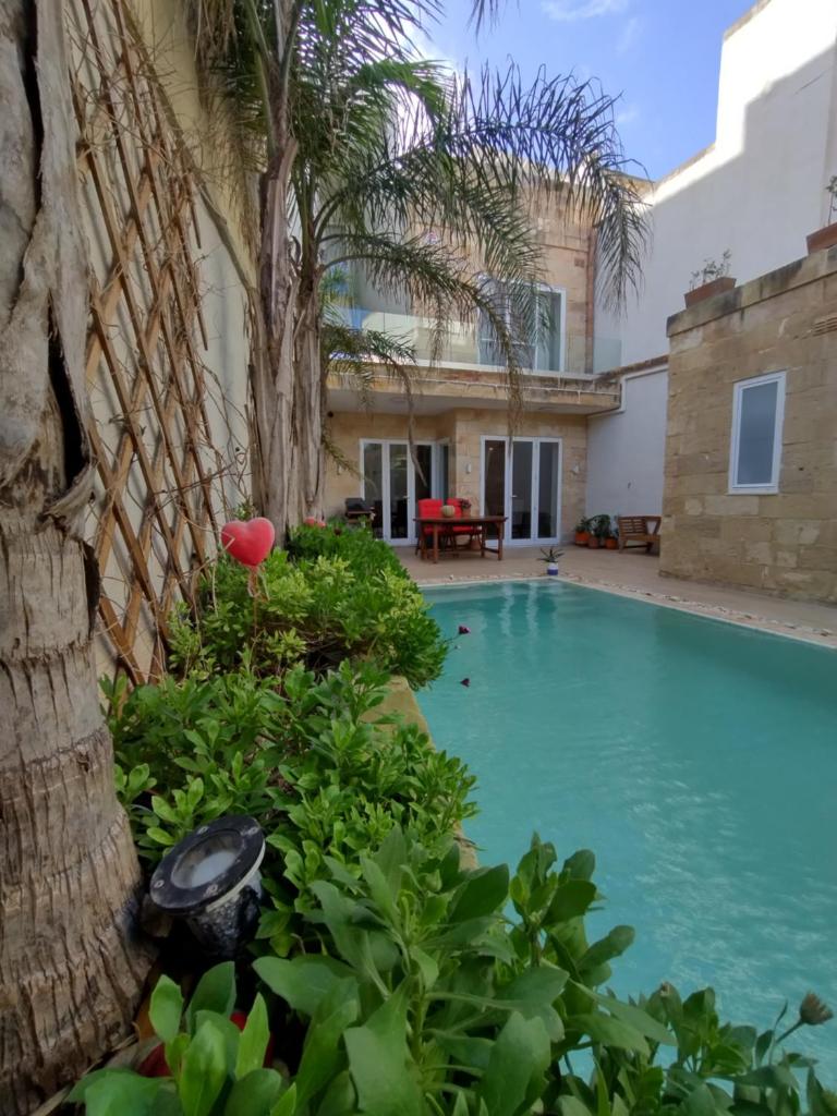 The Luxury Home - Next to airport! photo 3