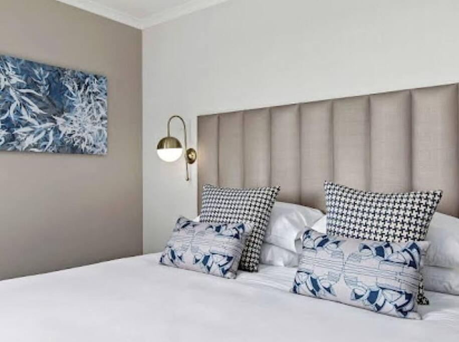 World Class Location and Harbour Bridge View photo 4