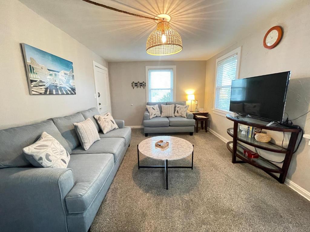 Upper Unit - 4 blocks to the beach, restaurant, and bar district - great deck! photo 1