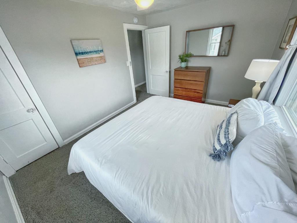 Upper Unit - 4 blocks to the beach, restaurant, and bar district - great deck! photo 3