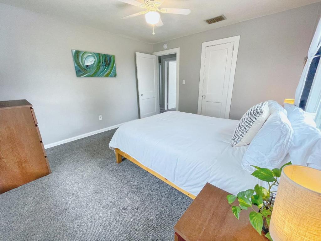 Upper Unit - 4 blocks to the beach, restaurant, and bar district - great deck! photo 4