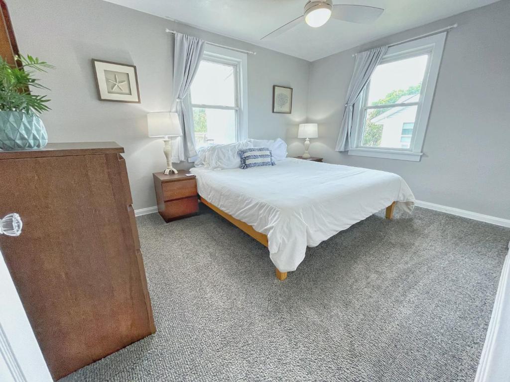 Upper Unit - 4 blocks to the beach, restaurant, and bar district - great deck! photo 2