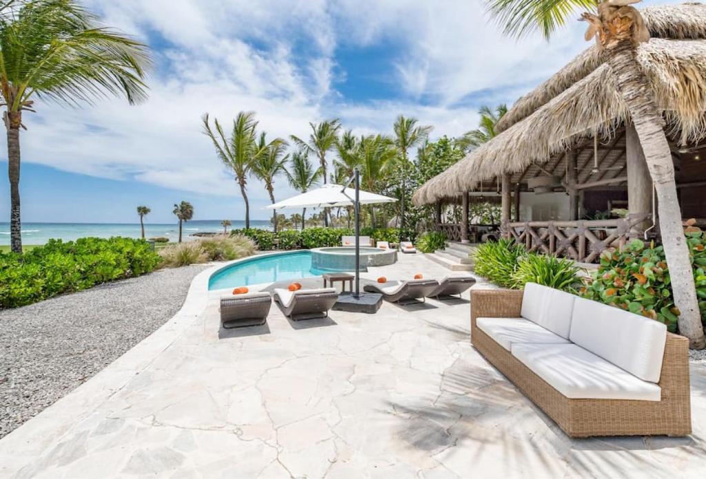 CALETON 8 9 ACCESS TO EDEN ROC BEACH CLUB CHEF BUTLER MAiD GOLF CARTS POOLS JACUZZI photo 1