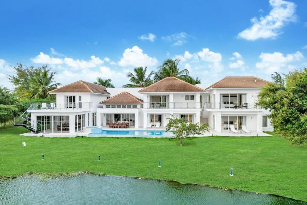 LAKE VIEW VILLA CHEF MAiD POOL JACUZZI