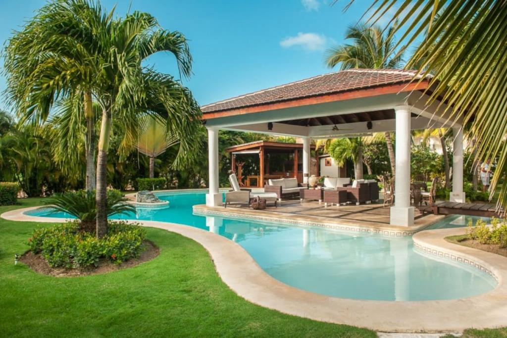 VILLA WYSS BALI STYLE OASIS WITH POOL GYM AND MAiD photo 1