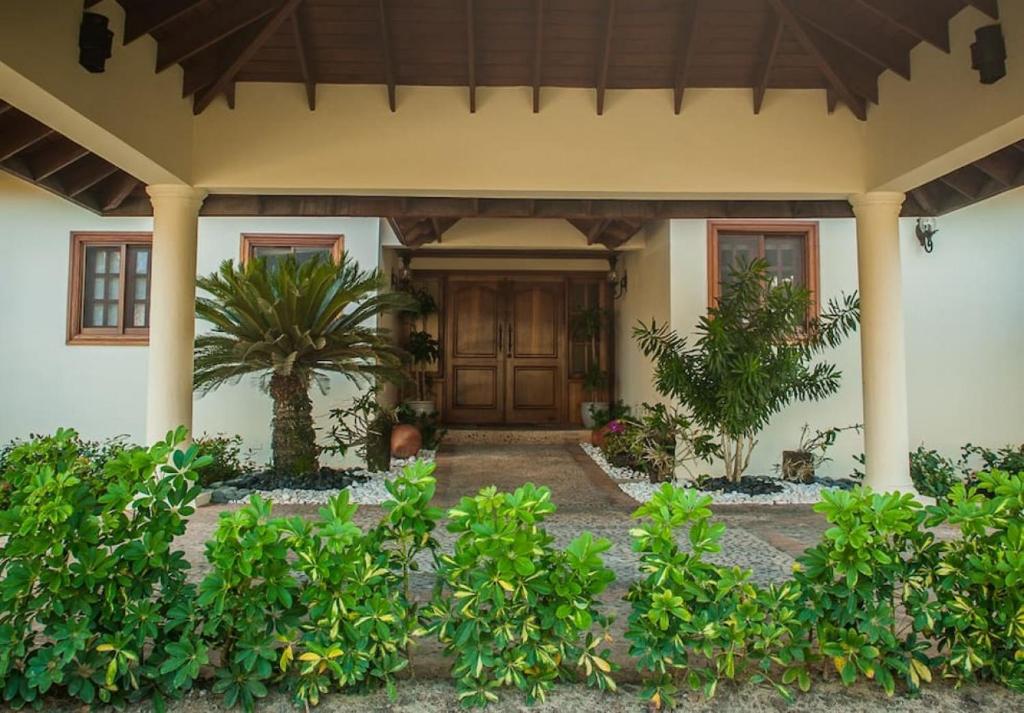 VILLA WYSS BALI STYLE OASIS WITH POOL GYM AND MAiD photo 4
