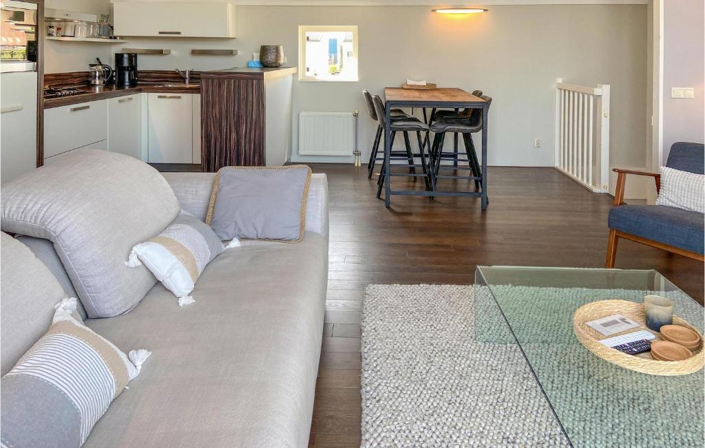 Awesome Home In Oude Tonge With Wifi And 2 Bedrooms photo 3