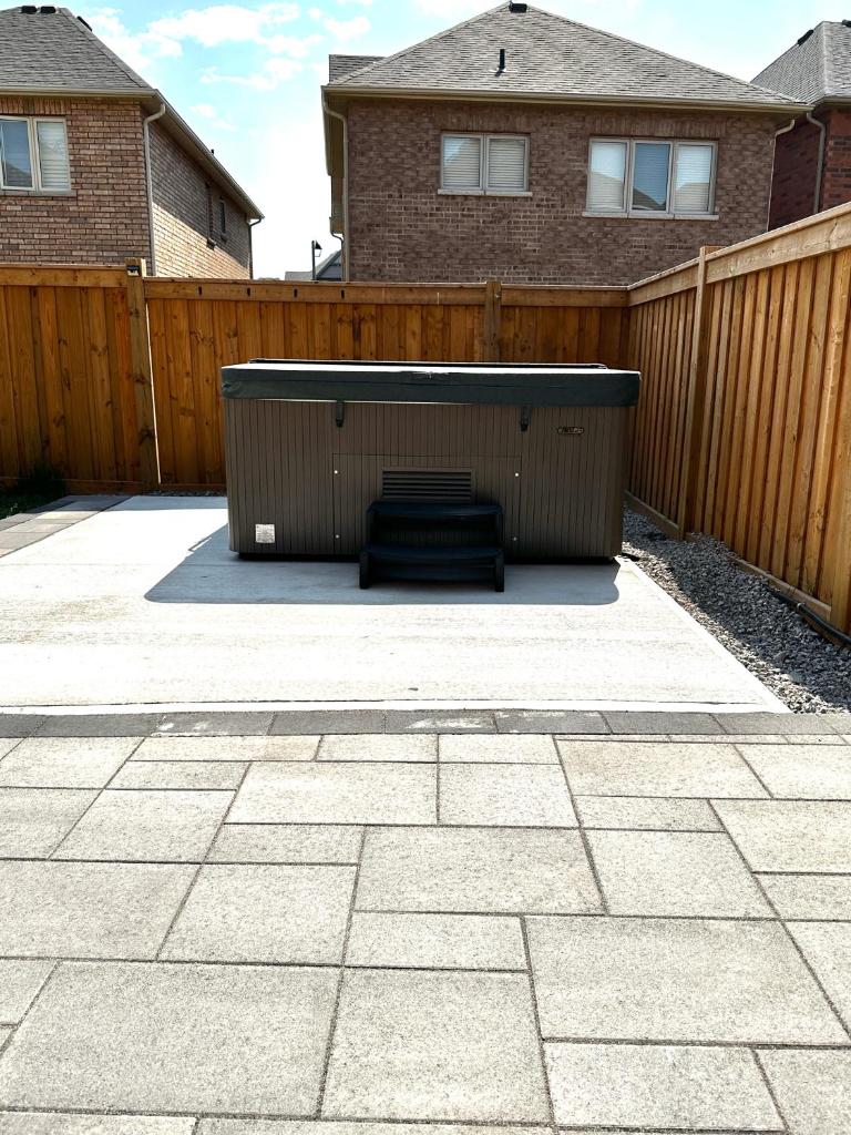 Family Friendly - Cozy - HOT TUB - Near UOIT photo 3