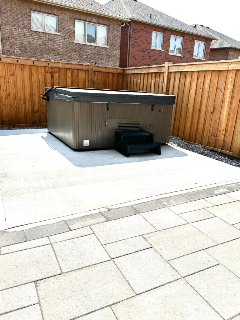 Family Friendly - Cozy - HOT TUB - Near UOIT photo 2