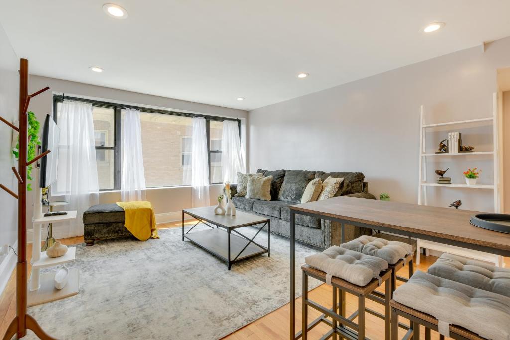 Pet-Friendly Urban Chicago Vacation Rental Condo photo 3